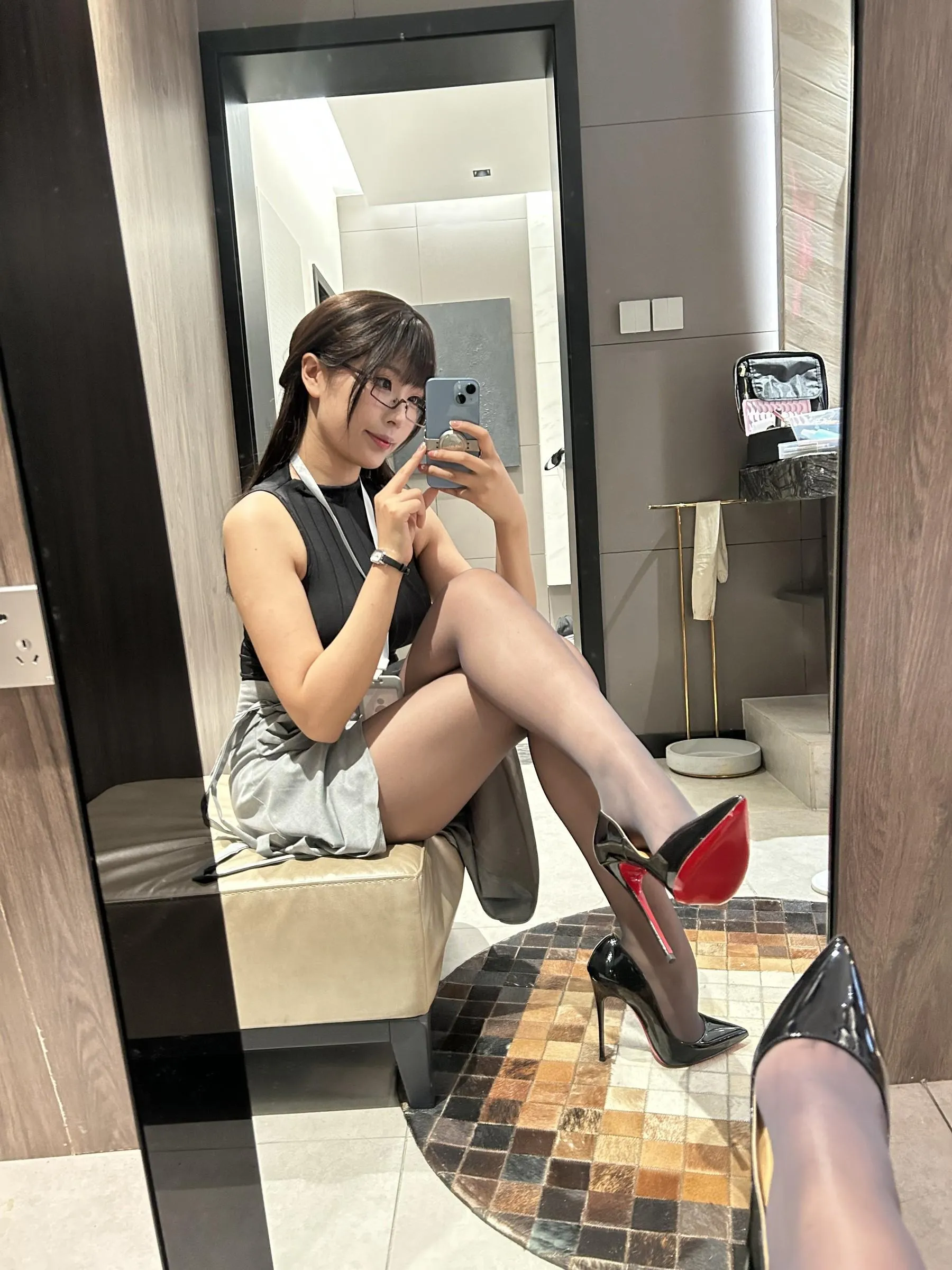 轩萧学姐 – NO.44 眼镜娘OL-眼镜娘预售赠品自拍 [20P]插图2